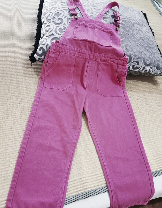 玫红色背带牛仔裤，L码，面料舒适。满三件包...