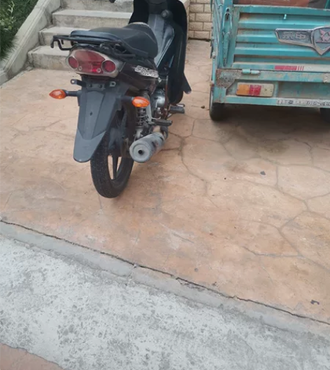 雅马哈弯梁摩托一台，修车人说发动机有杂音，...