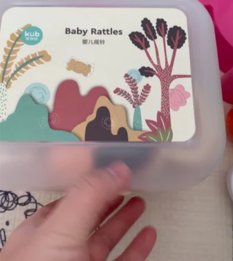 家里清理孩子不玩的玩具之可优比婴儿手摇铃咬...