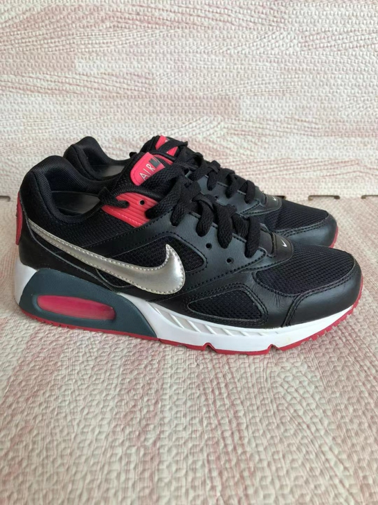 耐克女款气垫运动鞋38码，成色如图，没有质...