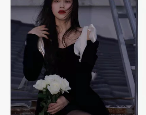 法式赫本风黑色丝绒连衣裙女秋冬修身显瘦气质...