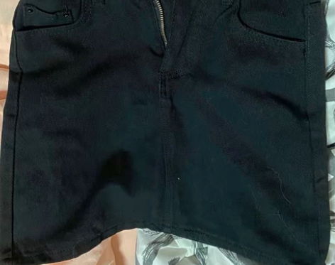 黑色A字裙 s码 仅穿过一次 感兴趣的话点...