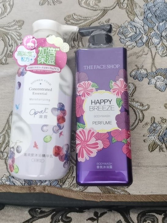 菲诗小铺沐浴露，澳宝精华乳，全新，同城自提...