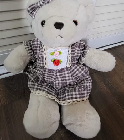 可爱的小熊妹妹！小熊娃娃穿着田园风小裙子，...