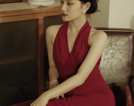 【全新】喵吉 复古V领挂脖无袖收腰露肩礼服...