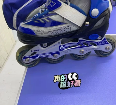 轮滑鞋几乎全新！买来孩子就穿了两次不敢滑就...