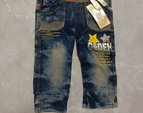 全新儿童背带牛仔裤 清理衣服清出来的没穿过...