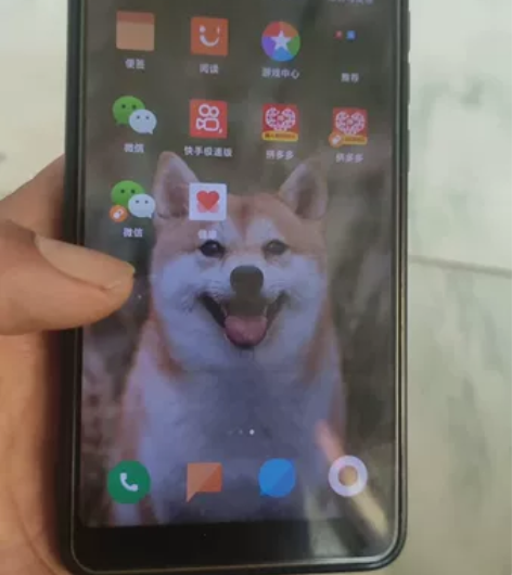 红米note5 6+64,花屏,插着充电器...