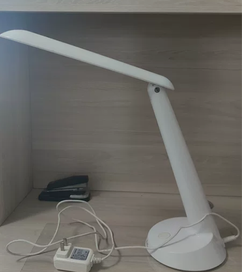 出售思科护眼学习灯一台，9成新，三种灯光调...