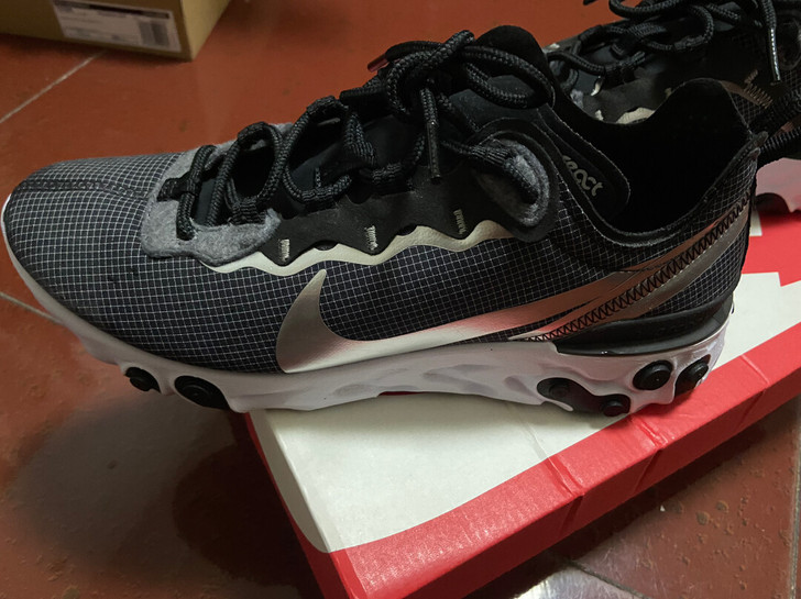 耐克慢跑鞋，太空金属色log。上脚帅气，适...