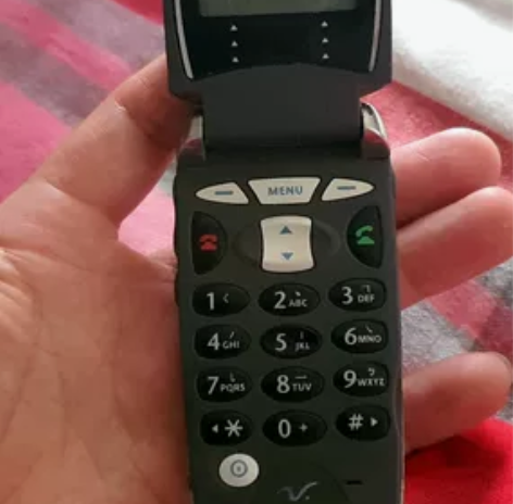 摩托罗拉   20年前12000买的.电池...