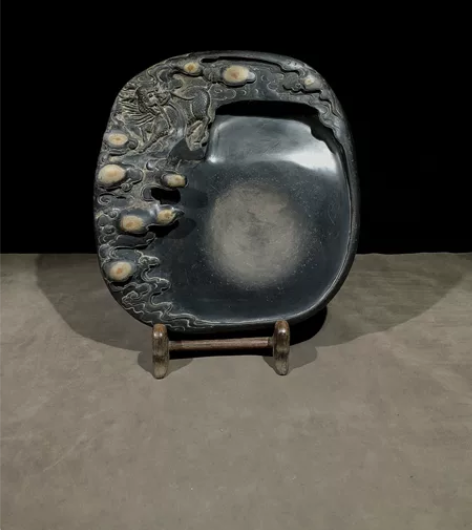 麒麟送宝,端砚,祥云麒麟天然石眼,砚堂微凹...