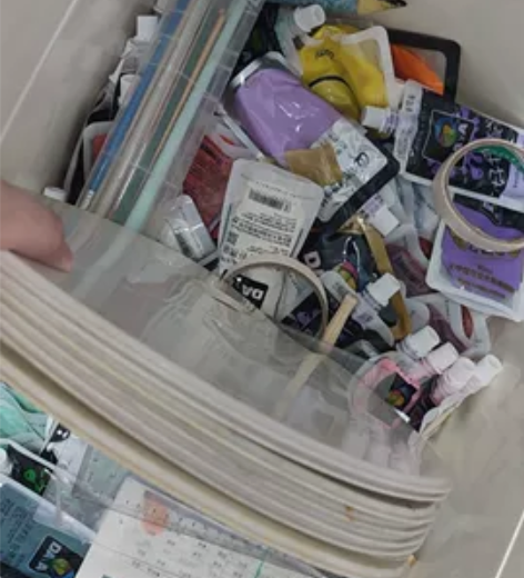 卖颜料,大概有100个,还有3盒颜料,画笔...