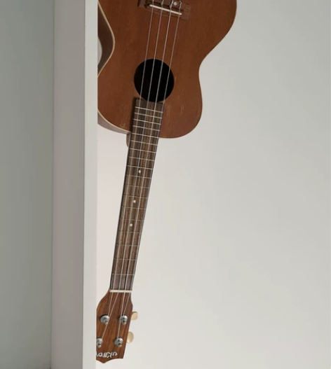 尤克里里，都不弹了，低价卖了 感兴趣的话点...