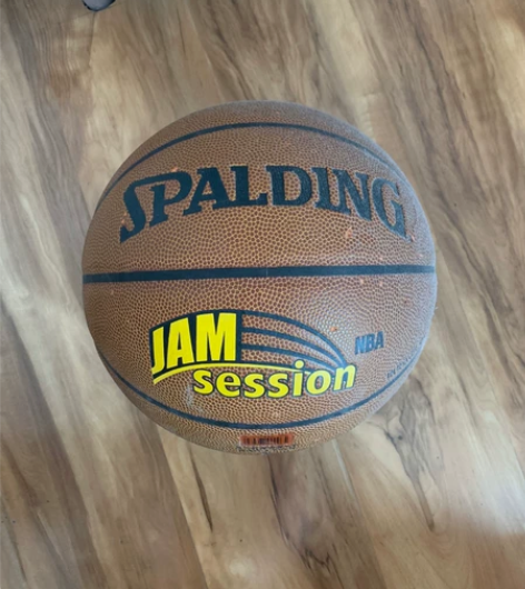 斯伯丁篮球 从未下地，落灰，瑕疵如图 感兴...