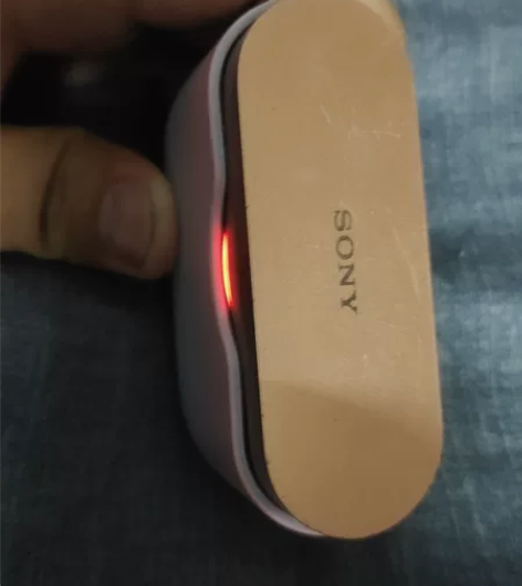 索尼-1000XM3黑色，盖子上有一道明显...