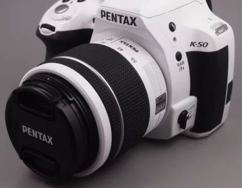 去年入手的宾得白色数码单反相机，外形很好看...