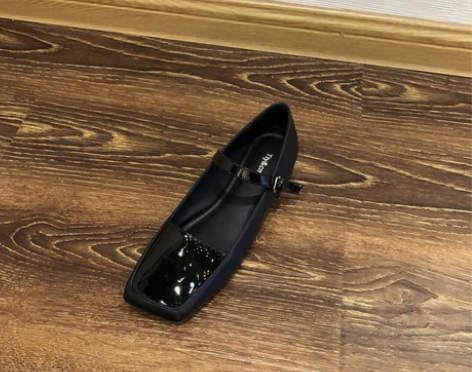 单鞋亮漆皮方头浅口百搭一字扣带女鞋 全新3...