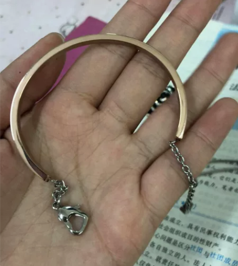 手镯，飞亚达 买手表当时的一个套装，买了之...