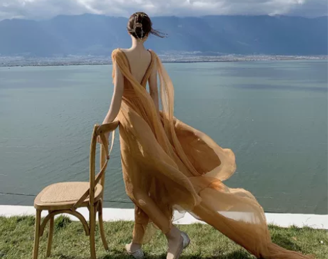 适合去云南旅游拍照的拖尾长裙子雪纺V领连衣...