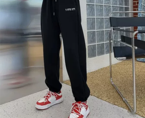 黑色加绒卫裤，本人166穿上有一点点短，会...