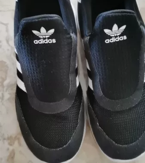 正版阿迪男童轻薄运动鞋，孩子穿着舒服，内长...