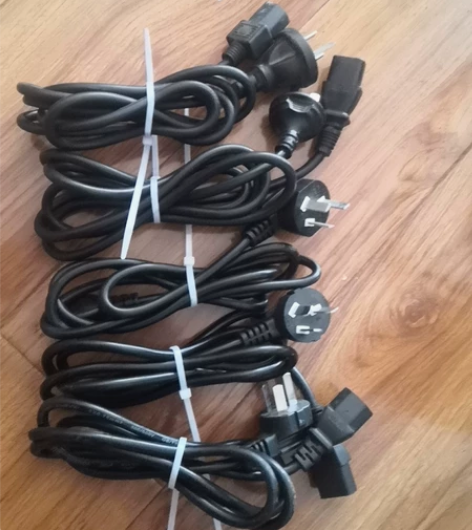 三脚电源线，电饭锅，电脑，显示器主机，好多...