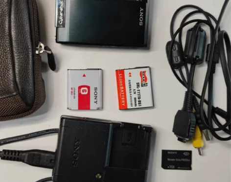 索尼dsc t100，保养的很好，配件齐全...
