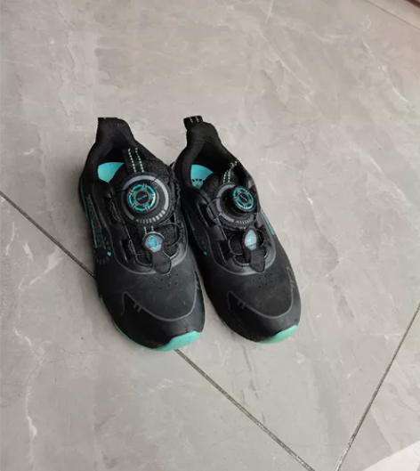 安踏旋钮皮革运动鞋，买来也是二百几十。轻便...