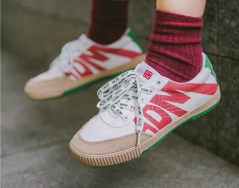 全新。未穿。飞跃帆布鞋。 感兴趣的话点“我...