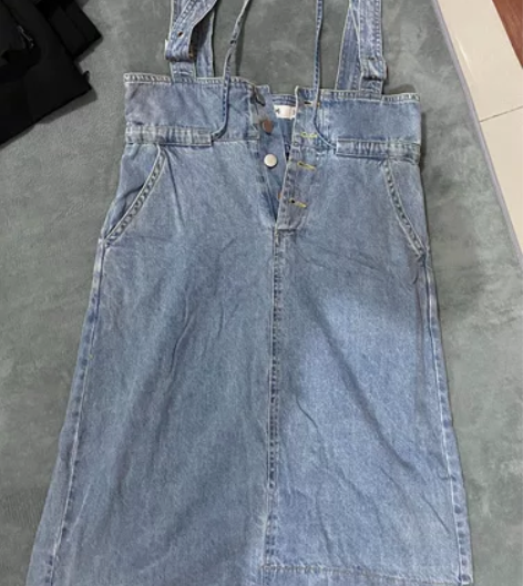 出牛仔背带裙一条 实体店购入 原价好像是一...