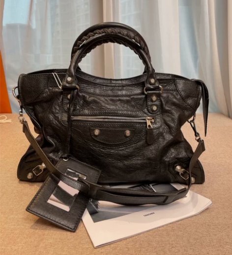 ?巴黎世家机车包中号相当耐操！通勤的王！对...