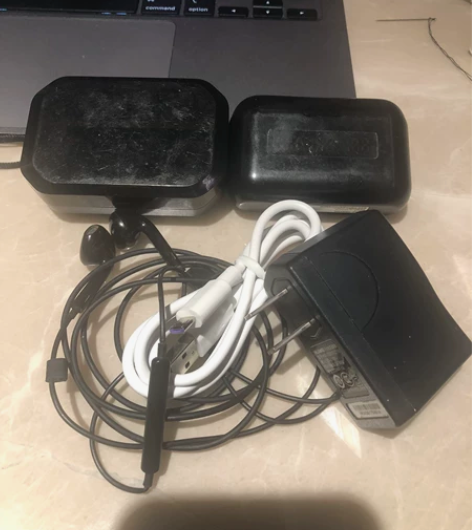 3个耳机+一根线+一个充电器，我和舍友的用...