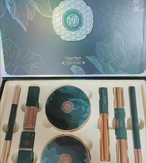 韩婵彩妆八件套 实体店128买了送给妈妈的...