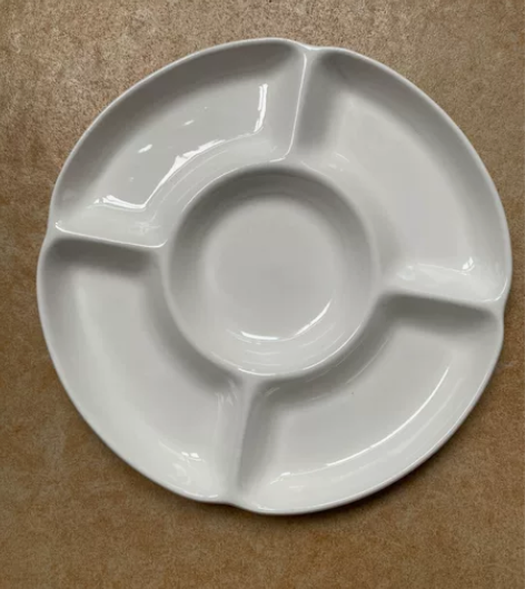 陶瓷梅花调色盘，直径24cm.微瑕疵.盘内...