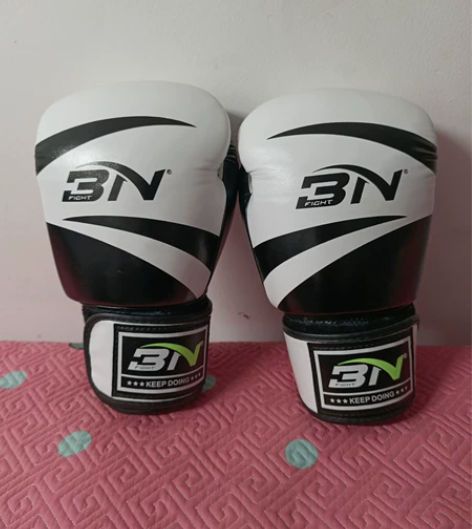白色正品BN拳套12oz，心血来潮学了一节...