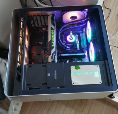 乔思伯机箱，2面都是钢化玻璃，只发顺丰到付...