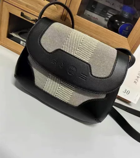 全新 马鞍包女包斜挎包 pu的 很百搭 长...