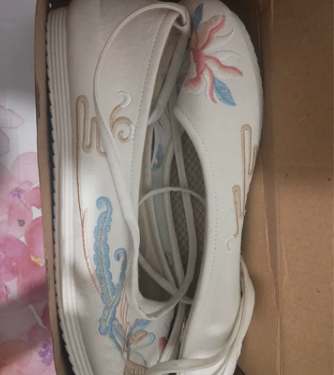 汉服鞋子，40码只穿出去一次，不包邮 感兴...