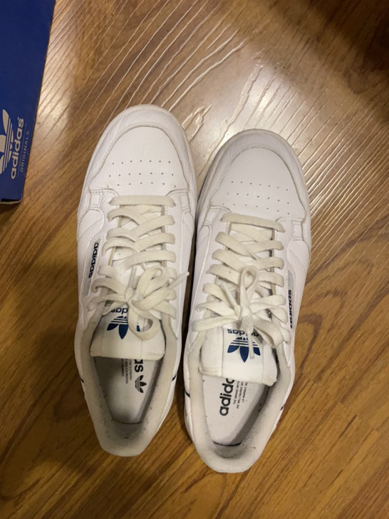 阿迪达斯板鞋 尺码44，白的，荔枝皮，轻微...