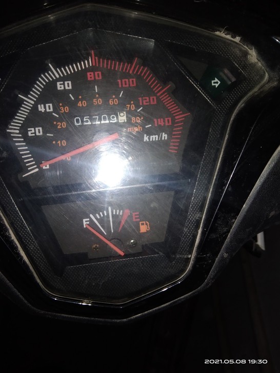 125菲鹰摩托车.9成新实表5000公里