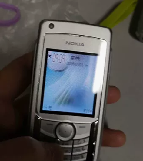 诺基亚6681,成色如图。不带电池100包...