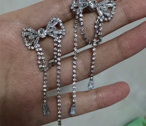 银色蝴蝶结钻石耳环 感兴趣的话点“我想要”...