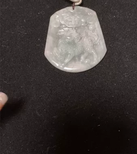 翡翠麒麟牌 麒麟纳福送子 冰冰透透没纹没裂...