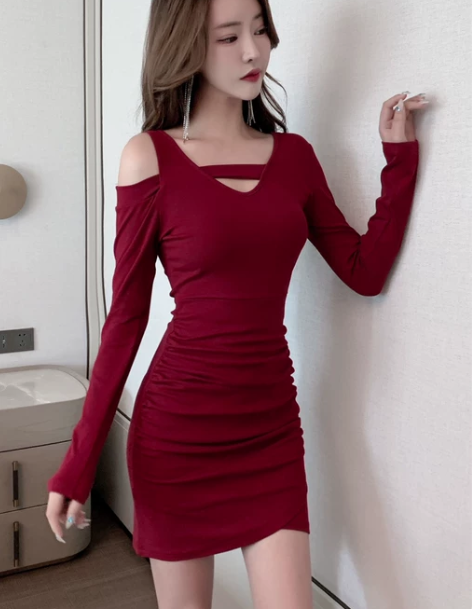 露肩连衣裙性感辣妹秋装褶皱遮肚不规则设计感...