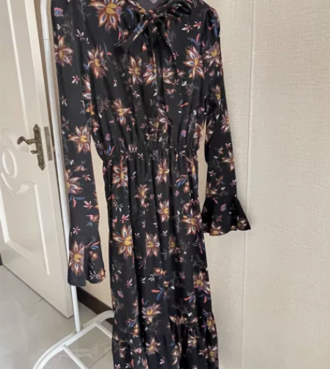 碎花连衣裙 袖子是荷叶边那种 上身超显瘦 ...