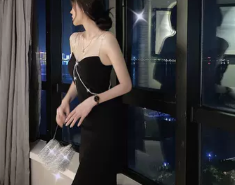 轻熟风小黑裙女神范性感收腰显瘦气质修身水钻...