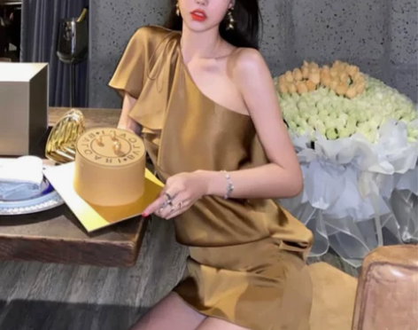 轻熟性感轻奢名媛风女神范高端气质斜肩连衣裙...