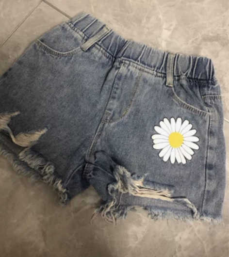 120/130牛仔短裤，有一朵菊花，很清新...