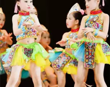 抖音紫金舞蹈夏日里的滴滴调同款民族儿童演出...